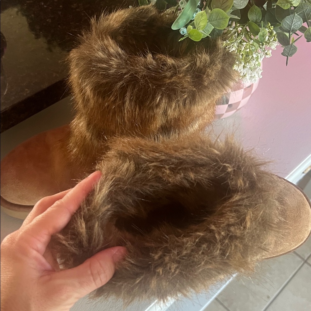 UGG Cozy Brown Fur-Lined Women's Boots - Picture 8 of 9